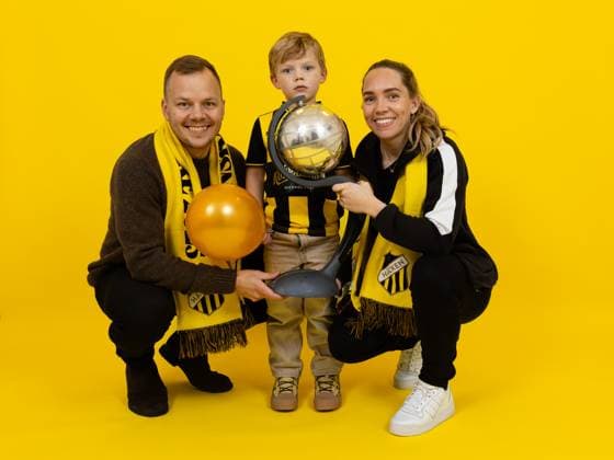 251116 Häckens Elin Rubensson and family celebrate with Crown Princess Victorias trophy after winning the Damallsvenskan and the Damallsvenskan football match between Häcken and Pitea on November 16, 2025 in Gothenburg  Copyright: MICHAELxERICHSEN BB251116MI193