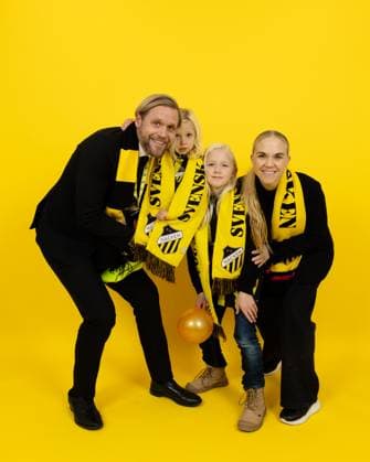 251116 Häckens club director Marcus Jodin and family celebrate with Crown Princess Victorias trophy after the Damallsvenskan win and the Damallsvenskan football match between Häcken and Pitea on November 16, 2025 in Gothenburg  Copyright: MICHAELxERICHSEN BB251116MI200
