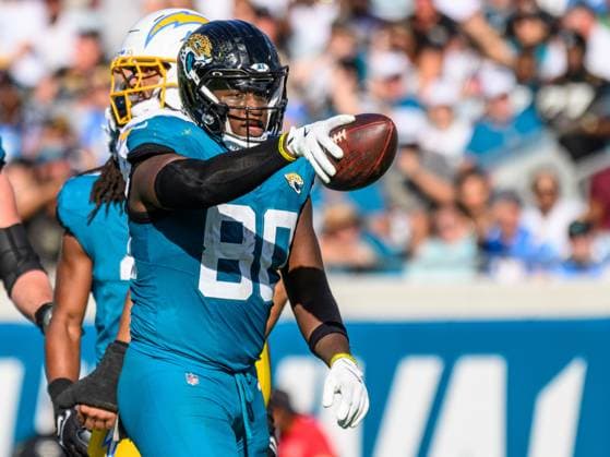 November 16, 2025: Jacksonville Jaguars tight end Quintin Morris (80) reacts after a first down catch in the second half during a game against the Los Angeles Chargers in Jacksonville, FL. Romeo T Guzman Cal Media Jacksonville USA - ZUMAcg2_ 20251116_faf_cg2_016 Copyright: xRomeoxGuzmanx