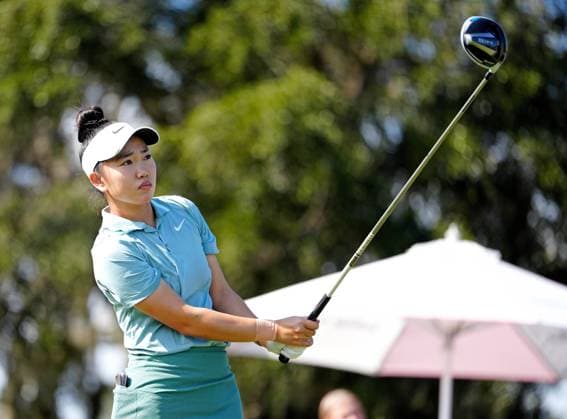 BELLEAIR, FL - NOVEMBER 16: LPGA, Golf Damen golfer Lucy Li plays her tee shot on the first hole during the final round of The Annika driven by Gainbridge at Pelican on November 16, 2025, at the Pelican Golf Club in Belleair, Florida. (Photo by Brian Spurlock Icon Sportswire). GOLF: NOV 16 LPGA The ANNIKA EDITORIAL USE ONLY Icon25111655