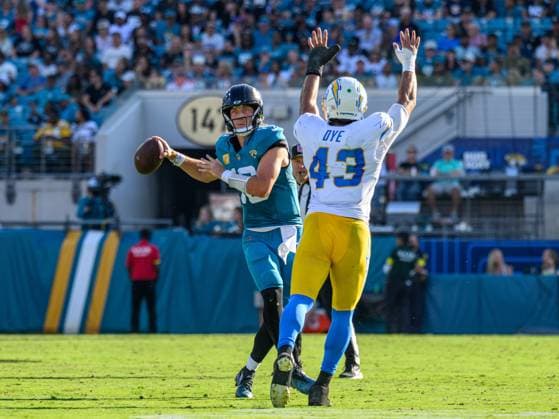 November 16, 2025: Jacksonville Jaguars quarterback Trevor Lawrence (16) gets pressured by Los Angeles Chargers linebacker Troy Dye (43) in the second half during a game in Jacksonville, FL. Romeo T Guzman Cal Media Jacksonville USA - ZUMAcg2_ 20251116_faf_cg2_022 Copyright: xRomeoxGuzmanx