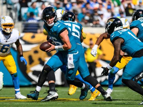 NFL, American Football Herren, USA 2025: Chargers Vs Jaguars NOV 16 November 16, 2025: Jacksonville Jaguars quarterback Trevor Lawrence (16) in the first half during a game against the Los Angeles Chargers in Jacksonville, FL. Romeo T Guzman Cal Media(Credit Image: Romeo Guzman Cal Sport Media) Jacksonville Fl USA EDITORIAL USE ONLY Copyright: xx ZUMA-20251116_faf_cg2_044.jpg RomeoxGuzmanx csmphotothree443992