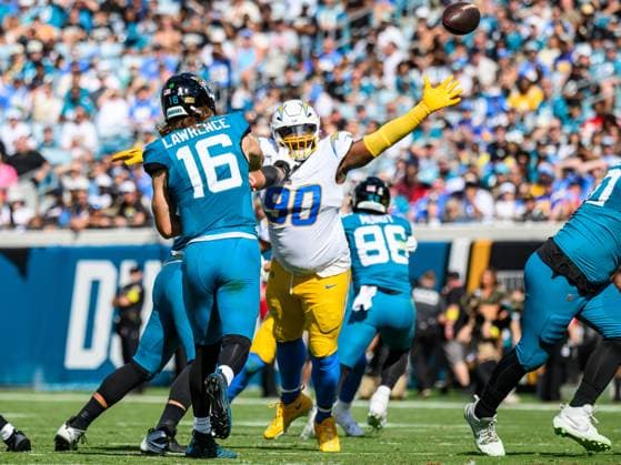 NFL, American Football Herren, USA 2025: Chargers Vs Jaguars NOV 16 November 16, 2025: Jacksonville Jaguars quarterback Trevor Lawrence (16) throws over Los Angeles Chargers defensive tackle Teair Tart (90) in the first half during a game in Jacksonville, FL. Romeo T Guzman Cal Media(Credit Image: Romeo Guzman Cal Sport Media) Jacksonville Fl USA EDITORIAL USE ONLY Copyright: xx ZUMA-20251116_faf_cg2_038.jpg RomeoxGuzmanx csmphotothree443997