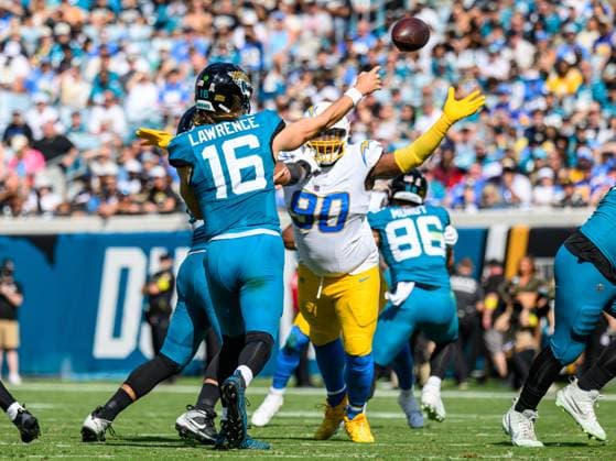 NFL, American Football Herren, USA 2025: Chargers Vs Jaguars NOV 16 November 16, 2025: Jacksonville Jaguars quarterback Trevor Lawrence (16) throws over Los Angeles Chargers defensive tackle Teair Tart (90) in the first half during a game in Jacksonville, FL. Romeo T Guzman Cal Media(Credit Image: Romeo Guzman Cal Sport Media) Jacksonville Fl USA EDITORIAL USE ONLY Copyright: xx ZUMA-20251116_faf_cg2_033.jpg RomeoxGuzmanx csmphotothree444002