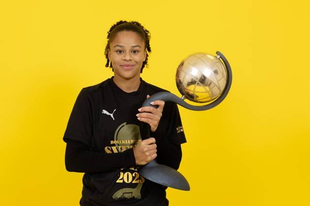 251116 Häckens Felicia Schröder celebrates with Crown Princess Victorias trophy after winning the Damallsvenskan and the Damallsvenskan football match between Häcken and Pitea on November 16, 2025 in Gothenburg  Copyright: MICHAELxERICHSEN BB251116MI206