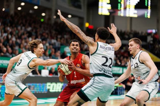 Oscar da Silva FC Bayern Basketball in a duel with Marco Hollersbacher Gladiators Trier , Nolan Adekunle Gladiators Trier and Marten Linssen Gladiators Trier , Vet Concept Gladiators Trier vs FC Bayern Basketball, Basketball, BBL Cup, Quarter-finals, 2025 2026 season, 16 11 2025 Vet Concept Gladiators Trier vs FC Bayern Basketball, Basketball, BBL Cup, Quarter-finals, 2025 2026 season, 16 11 2025 Copyright: xEibner-Pressefoto AlexanderxNeisx EP_ANS
