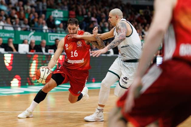 Stefan Jovic FC Bayern Basketball in a duel with Maik Zirbes Gladiators Trier , Vet Concept Gladiators Trier vs FC Bayern Basketball, Basketball, BBL Cup, Quarter-finals, 2025 2026 season, 16 11 2025 Vet Concept Gladiators Trier vs FC Bayern Basketball, Basketball, BBL Cup, Quarter-finals, 2025 2026 season, 16 11 2025 Copyright: xEibner-Pressefoto AlexanderxNeisx EP_ANS