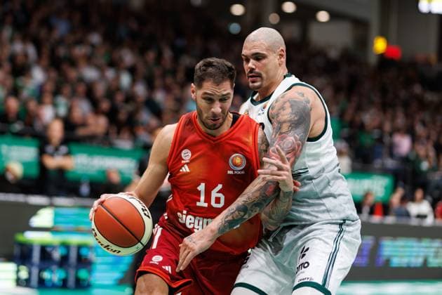 Stefan Jovic FC Bayern Basketball in a duel with Maik Zirbes Gladiators Trier , Vet Concept Gladiators Trier vs FC Bayern Basketball, Basketball, BBL Cup, Quarter-finals, 2025 2026 season, 16 11 2025 Vet Concept Gladiators Trier vs FC Bayern Basketball, Basketball, BBL Cup, Quarter-finals, 2025 2026 season, 16 11 2025 Copyright: xEibner-Pressefoto AlexanderxNeisx EP_ANS