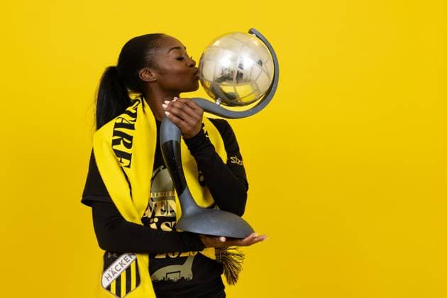 251116 Häckens Monica Jusu Bah poses with Crown Princess Victorias trophy after winning the Damallsvenskan and the Damallsvenskan football match between Häcken and Pitea on November 16, 2025 in Gothenburg  Copyright: MICHAELxERICHSEN BB251116MI225