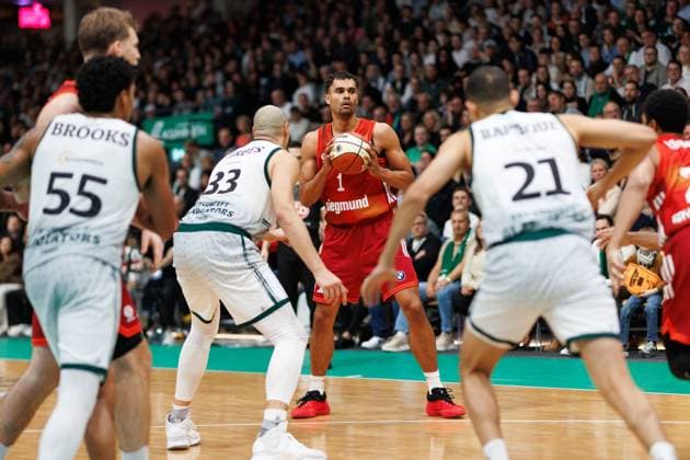 Oscar da Silva FC Bayern Basketball in a duel with Maik Zirbes Gladiators Trier and Evans Rapieque Gladiators Trier , Vet Concept Gladiators Trier vs FC Bayern Basketball, Basketball, BBL Cup, Quarter-finals, 2025 2026 season, 16 11 2025 Vet Concept Gladiators Trier vs FC Bayern Basketball, Basketball, BBL Cup, Quarter-finals, 2025 2026 season, 16 11 2025 Copyright: xEibner-Pressefoto AlexanderxNeisx EP_ANS