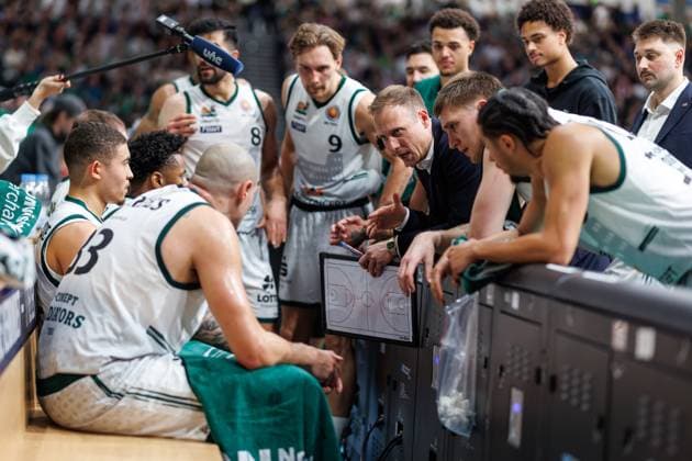 Jacques Schneider Gladiators Trier during the time-out speech, Vet Concept Gladiators Trier vs FC Bayern Basketball, Basketball, BBL Cup, Quarter-finals, 2025 2026 season, 16 11 2025 Vet Concept Gladiators Trier vs FC Bayern Basketball, Basketball, BBL Cup, Quarter-finals, 2025 2026 season, 16 11 2025 Copyright: xEibner-Pressefoto AlexanderxNeisx EP_ANS
