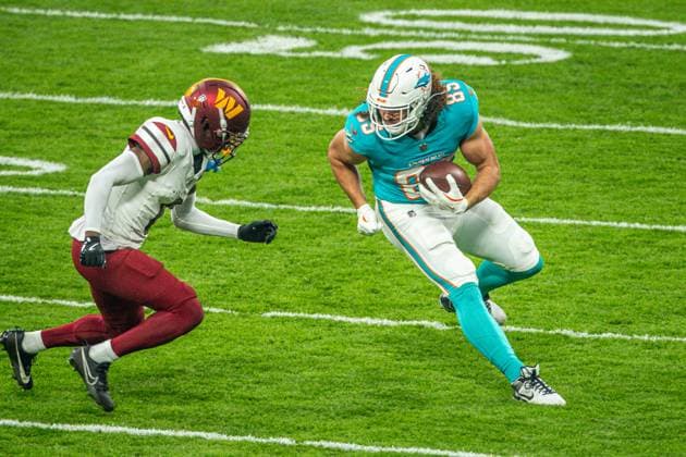 Greg Dulcich (Miami Dolphins, 85) runs with the ball, Jacob Martin (Washington Commanders, 55) tries to stop him, Miami Dolphins vs Washington Commanders, American Football, National Football League, Season 2025, Week 11, 16.11.2025, Madrid Estadio Bernabeu Spain Copyright: xFootxBowl ThomasxMummertx