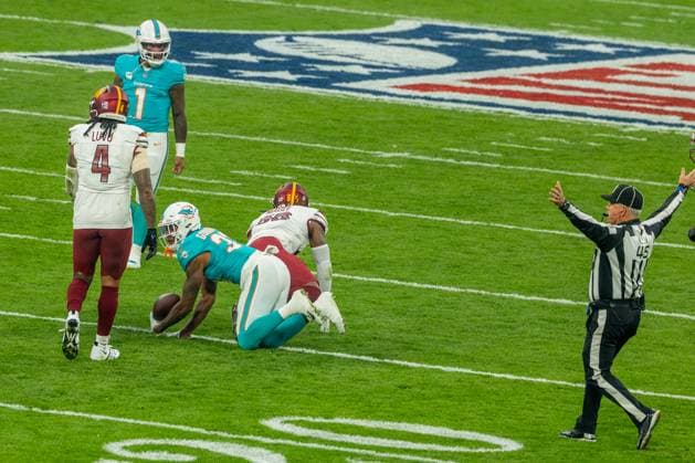 Ollie Gordon II (Miami Dolphins, 31) with the ball on the floor, Miami Dolphins vs Washington Commanders, American Football, National Football League, Season 2025, Week 11, 16.11.2025, Madrid Estadio Bernabeu Spain Copyright: xFootxBowl ThomasxMummertx