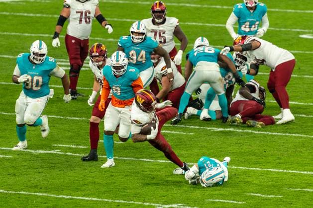 Ashtyn Davis (Miami Dolphins, 21) with a shoe string tackle at Chris Rodriguez Jr. (Washington Commanders, 36), Miami Dolphins vs Washington Commanders, American Football, National Football League, Season 2025, Week 11, 16.11.2025, Madrid Estadio Bernabeu Spain Copyright: xFootxBowl ThomasxMummertx