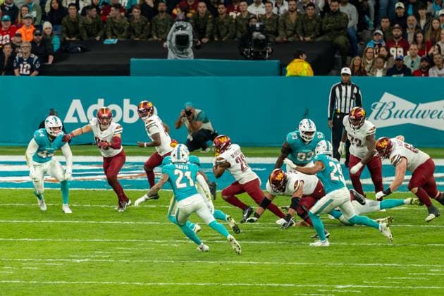 Jeremy McNichols (Washington Commanders, 26) runs with the ball, Miami Dolphins vs Washington Commanders, American Football, National Football League, Season 2025, Week 11, 16.11.2025, Madrid Estadio Bernabeu Spain Copyright: xFootxBowl ThomasxMummertx