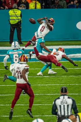 Mike Sainristil (Washington Commanders, 0) tries to catch the ball and misses, Miami Dolphins vs Washington Commanders, American Football, National Football League, Season 2025, Week 11, 16.11.2025, Madrid Estadio Bernabeu Spain Copyright: xFootxBowl ThomasxMummertx
