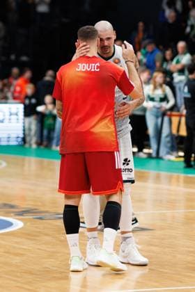 Stefan Jovic FC Bayern Basketball and Maik Zirbes Gladiators Trier after the game, Vet Concept Gladiators Trier vs FC Bayern Basketball, Basketball, BBL Cup, Quarter-finals, 2025 2026 season, 16 11 2025 Vet Concept Gladiators Trier vs FC Bayern Basketball, Basketball, BBL Cup, Quarter-finals, 2025 2026 season, 16 11 2025 Copyright: xEibner-Pressefoto AlexanderxNeisx EP_ANS