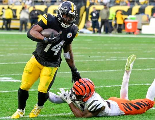 Pittsburgh Steelers running back Kenneth Gainwell (14) runs to the right gaining two yards in the fourth quarter of the Steelers 34-12 win against the Cincinnati Bengals at Acrisure Stadium Sunday, November 16, 2025 in Pittsburgh.  PIT2025111619 ARCHIExCARPENTER