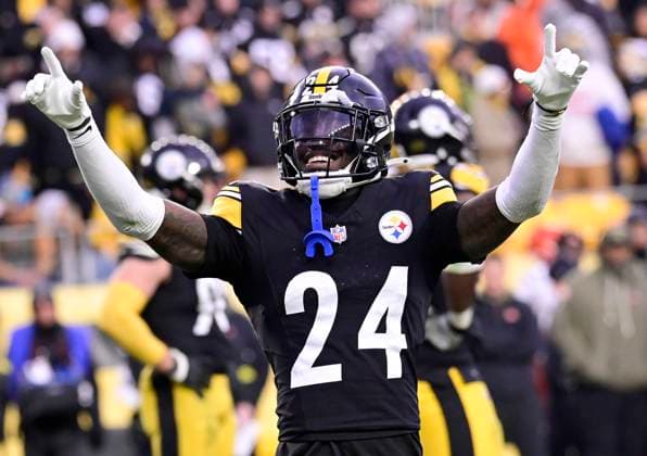 Pittsburgh Steelers cornerback Joey Porter Jr. (24) rallies the fans late in the fourth quarter of the Steelers 34-12 win against the Cincinnati Bengals at Acrisure Stadium Sunday, November 16, 2025 in Pittsburgh.  PIT2025111624 ARCHIExCARPENTER