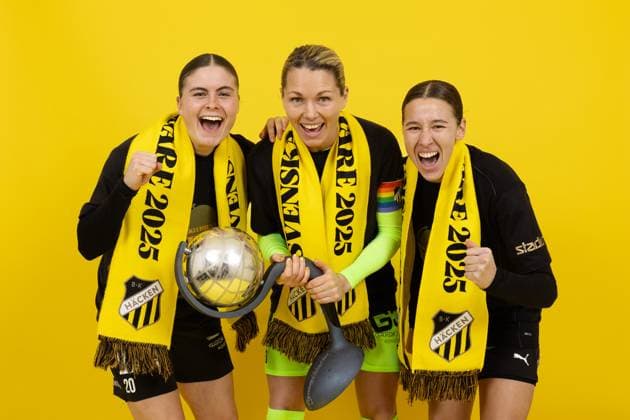 251116 Häckens Hanna Wijk, goalkeeper Jennifer Falk and Tabby Tindell pose with Crown Princess Victorias trophy after the win in Damallsvenskan and the football match in Damallsvenskan between Häcken and Pitea on November 16, 2025 in Gothenburg  Copyright: MICHAELxERICHSEN BB251116MI242