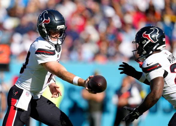 November 16, 2025, Nashville, Tennessee, USA: Texans quarterback DAVIS MILLS (10) hands the ball off to running back WOODY MARKS (27) during an NFL, American Football Herren, USA game between the Tennessee Titans and the Houston Texans on November 16, 2025 in Nashville, Tennessee. The Texans won, 16-13. Nashville USA - ZUMAc201 20251116_zap_c201_062 Copyright: xScottxColemanx