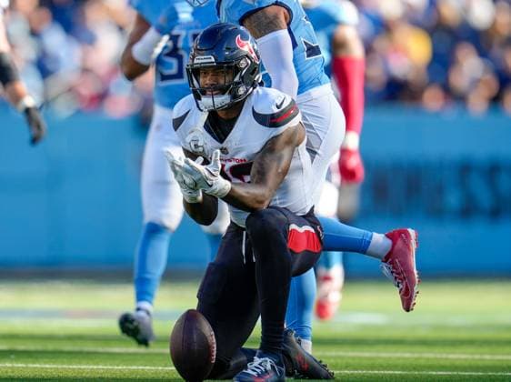 November 16, 2025, Nashville, Tennessee, USA: Texans wide receiver NICO COLLINS (12) gestures after picking up a first down during an NFL, American Football Herren, USA game between the Tennessee Titans and the Houston Texans on November 16, 2025 in Nashville, Tennessee. The Texans won, 16-13. Nashville USA - ZUMAc201 20251116_zap_c201_063 Copyright: xScottxColemanx