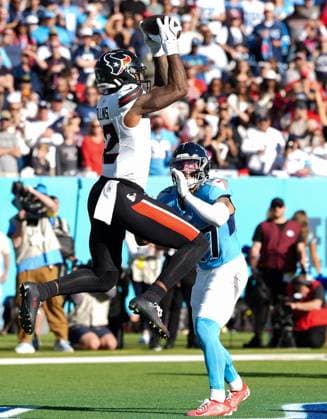 November 16, 2025, Nashville, Tennessee, USA: Texans wide receiver NICO COLLINS (12) makes a touchdown catch against Titans safety AMANI HOOKER (37) during an NFL, American Football Herren, USA game between the Tennessee Titans and the Houston Texans on November 16, 2025 in Nashville, Tennessee. The Texans won, 16-13. Nashville USA - ZUMAc201 20251116_zap_c201_072 Copyright: xScottxColemanx