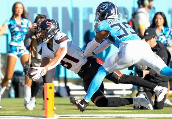November 16, 2025, Nashville, Tennessee, USA: Titans linebacker CEDRIC GRAY (33) pushes Texans wide receiver JAYDEN HIGGINS (81) out of bounds short of the pylon after a catch during an NFL, American Football Herren, USA game between the Tennessee Titans and the Houston Texans on November 16, 2025 in Nashville, Tennessee. The Texans won, 16-13. Nashville USA - ZUMAc201 20251116_zap_c201_074 Copyright: xScottxColemanx