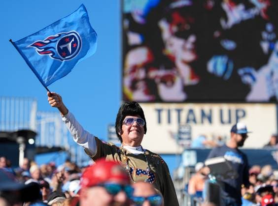 November 16, 2025, Nashville, Tennessee, USA: A Tennessee Titans fan wears an Elvis Presley wig during an NFL, American Football Herren, USA game between the Tennessee Titans and the Houston Texans on November 16, 2025 in Nashville, Tennessee. The Texans won, 16-13. Nashville USA - ZUMAc201 20251116_zap_c201_060 Copyright: xScottxColemanx