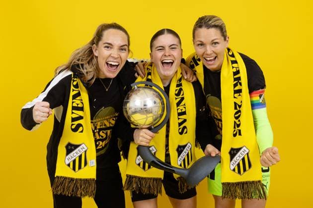 251116 Häckens Elin Rubensson, Hanna Wijk and goalkeeper Jennifer Falk celebrate with Crown Princess Victorias trophy after the win in Damallsvenskan and the football match in Damallsvenskan between Häcken and Pitea on November 16, 2025 in Gothenburg  Copyright: MICHAELxERICHSEN BB251116MI245