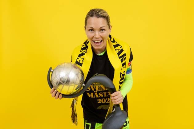 251116 Häckens goalkeeper Jennifer Falk celebrates with Crown Princess Victorias trophy after the win in Damallsvenskan and the football match in Damallsvenskan between Häcken and Pitea on November 16, 2025 in Gothenburg  Copyright: MICHAELxERICHSEN BB251116MI252