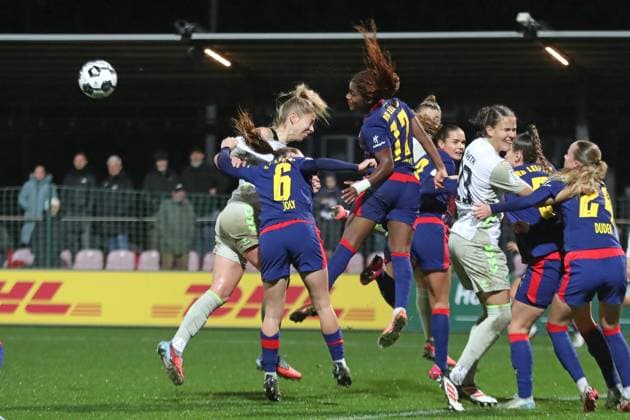 DFB Pokal Frauen RB Leipzig SV Werder Bremen 16 11 2025 In the header duel it really gets down to business, Action Football, DFB Pokal Frauen, Saison 2025 2026, Achtelfinale RB Leipzig vs SV Werder Bremen am 16 11 2025, Trainingszentrum Cottaweg, Leipzig DFB REGULATIONS PROHIBIT ANY USE OF PHOTOGRAPHS AS IMAGE SEQUENCES AND OR QUASI VIDEO Copyright: xBEAUTIFULxSPORTS JanxKaeferx