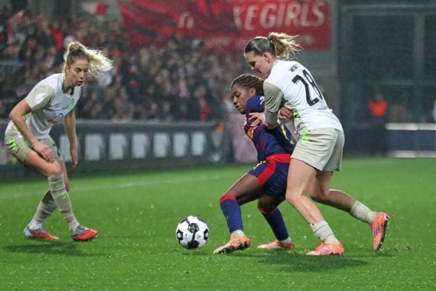 DFB Pokal Frauen RB Leipzig SV Werder Bremen 16 11 2025 Delice Boboy 17, RB Leipzig in duel with Juliane Wirtz 28, Werder Bremen Fußball, DFB Pokal Frauen, Saison 2025 2026, Achtelfinale RB Leipzig vs SV Werder Bremen am 16 11 2025, Trainingszentrum Cottaweg, Leipzig DFB REGULATIONS PROHIBIT ANY USE OF PHOTOGRAPHS AS IMAGE SEQUENCES AND OR QUASI VIDEO Copyright: xBEAUTIFULxSPORTS JanxKaeferx