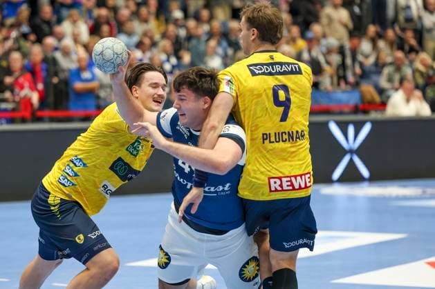 GER, 1 DAIKIN HBL, Bergischer HC vs. Rhein Neckar Loewen 16 11 2025, Mitsubishi Electric HALLE, Duesseldorf, GER, 1 DAIKIN HBL, Bergischer HC vs. Rhein Neckar Loewen, in the picture Aron Seesing BHC 49 , is put through the wringer by Steven Plucnar Jacobsen Rhein Neckar Loewen 9 nordphotoxGmBHx xMeuter nph00351