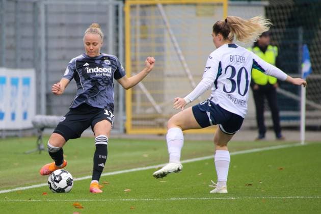 16 11 2025, xgrfx, Fußball DFB Pokal Frauen Achtelfinale , TSG Hoffenheim Eintracht Frankfurt v l Pia Sophie Wolter Eintracht Frankfurt , Nadine Bitzer TSG Hoffenheim DFL DFB REGULATIONS PROHIBIT ANY USE OF PHOTOGRAPHS as IMAGE SEQUENCES and or QUASI VIDEO Dietmar Hopp Stadion