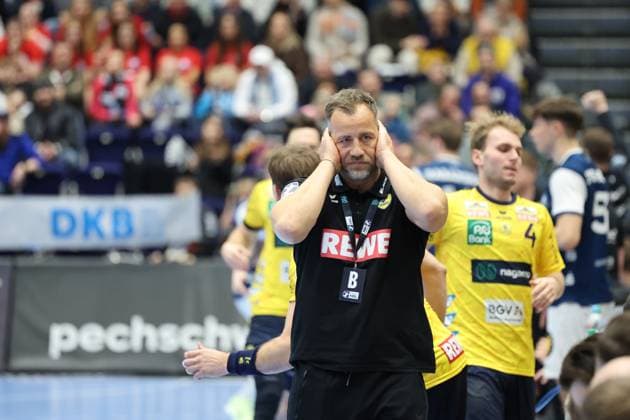 GER, 1 DAIKIN HBL, Bergischer HC vs Rhein Neckar Loewen 16 11 2025, Mitsubishi Electric HALLE, Duesseldorf, GER, 1 DAIKIN HBL, Bergischer HC vs Rhein Neckar Loewen, in the picture Maik Machulla Headcoach Rhein Neckar Loewen , holds his hands to his cheeks in anger about a goal of the BHC nordphotoxGmBHx xMeuter nph00351