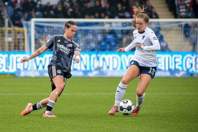 16 11 2025, xgrfx, Fußball DFB Pokal Frauen Achtelfinale , TSG Hoffenheim Eintracht Frankfurt v l Geraldine Reuteler Eintracht Frankfurt , Valesca Ampoorter TSG Hoffenheim DFL DFB REGULATIONS PROHIBIT ANY USE OF PHOTOGRAPHS as IMAGE SEQUENCES and or QUASI VIDEO Dietmar Hopp Stadion