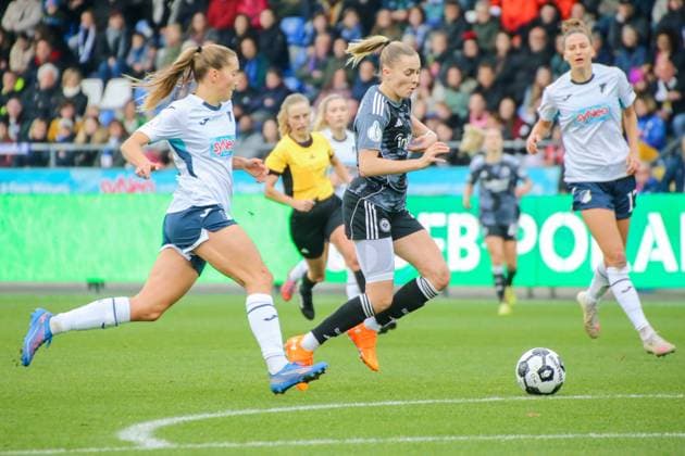 16 11 2025, xgrfx, Fußball DFB Pokal Frauen Achtelfinale , TSG Hoffenheim Eintracht Frankfurt v l Lisann Kaut TSG Hoffenheim , Laura Freigang Eintracht Frankfurt DFL DFB REGULATIONS PROHIBIT ANY USE OF PHOTOGRAPHS as IMAGE SEQUENCES and or QUASI VIDEO Dietmar Hopp Stadion