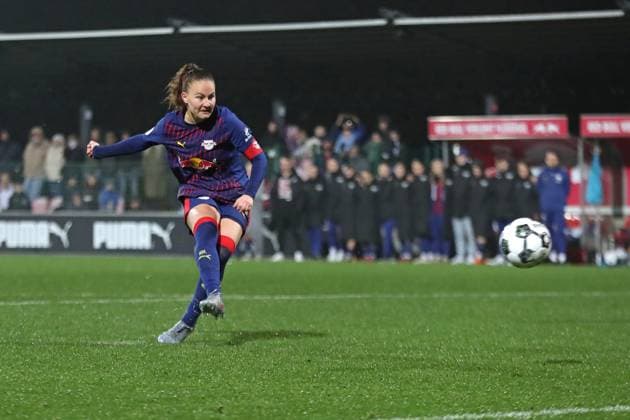 DFB Pokal Frauen RB Leipzig SV Werder Bremen 16 11 2025 Annabel Schasching 16, RB Leipzig shoots a penalty Football, DFB Pokal Frauen, Saison 2025 2026, Achtelfinale RB Leipzig vs SV Werder Bremen am 16 11 2025, Trainingszentrum Cottaweg, Leipzig DFB REGULATIONS PROHIBIT ANY USE OF PHOTOGRAPHS AS IMAGE SEQUENCES AND OR QUASI VIDEO Copyright: xBEAUTIFULxSPORTS JanxKaeferx