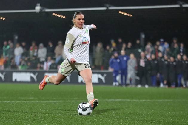 DFB Pokal Women RB Leipzig SV Werder Bremen 16 11 2025 Juliane Wirtz 28, Werder Bremen shoots a penalty kick Football, DFB Pokal Women, Season 2025 2026, Round of 16 RB Leipzig vs SV Werder Bremen on 16 11 2025, Training Center Cottaweg, Leipzig DFB REGULATIONS PROHIBIT ANY USE OF PHOTOGRAPHS AS IMAGE SEQUENCES AND OR QUASI VIDEO Copyright: xBEAUTIFULxSPORTS JanxKaeferx