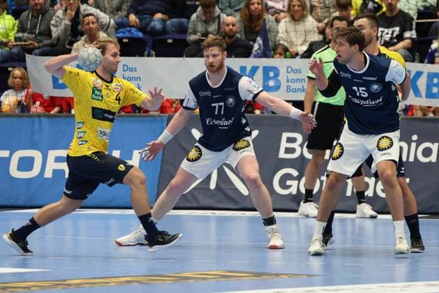 GER, 1 DAIKIN HBL, Bergischer HC vs Rhein Neckar Loewen 16 11 2025, Mitsubishi Electric HALLE, Duesseldorf, GER, 1 DAIKIN HBL, Bergischer HC vs Rhein Neckar Loewen, in the picture Mathias Larson Rhein Neckar Loewen 4 , in a duel against Johannes Wasielewski BHC 77 , Lars Kooij BHC 15 , Sebastian Heymann Rhein Neckar Loewen 13 , nordphotoxGmBHx xMeuter nph00351