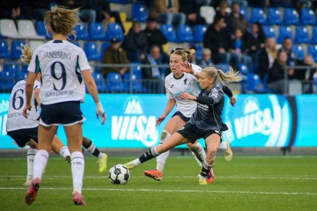 16 11 2025, xgrfx, Fußball DFB Pokal Frauen Achtelfinale , TSG Hoffenheim Eintracht Frankfurt v l Vanessa Diehm TSG Hoffenheim , Elisa Senß Eintracht Frankfurt DFL DFB REGULATIONS PROHIBIT ANY USE OF PHOTOGRAPHS as IMAGE SEQUENCES and or QUASI VIDEO Dietmar Hopp Stadion