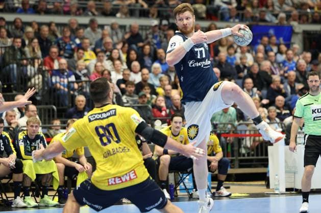 GER, 1 DAIKIN HBL, Bergischer HC vs Rhein Neckar Loewen 16 11 2025, Mitsubishi Electric HALLE, Duesseldorf, GER, 1 DAIKIN HBL, Bergischer HC vs Rhein Neckar Loewen, in the picture Johannes Wasielewski BHC 77 , in a duel against Jannik Kohlbacher Rhein Neckar Loewen 80 , nordphotoxGmBHx xMeuter nph00351