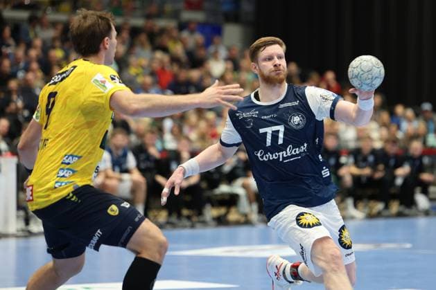 GER, 1 DAIKIN HBL, Bergischer HC vs Rhein Neckar Loewen 16 11 2025, Mitsubishi Electric HALLE, Duesseldorf, GER, 1 DAIKIN HBL, Bergischer HC vs Rhein Neckar Loewen, in the picture Johannes Wasielewski BHC 77 , in a duel against Steven Plucnar Jacobsen Rhein Neckar Loewen 9 , nordphotoxGmBHx xMeuter nph00351