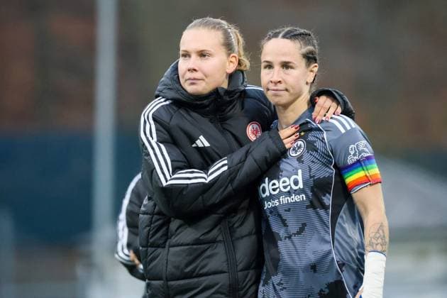 Sinsheim, Deutschland 16. November 2025: DFB Pokal Frauen - 1 8 Finale - 2025 2026 - TSG 1899 Hoffenheim vs. Eintracht Frankfurt Im Bild: v.li. Jarne Teulings (SGE) und Geraldine Reuteler (SGE) beim Abschlussjubel nach dem Sieg gegen TSG Hoffenheim und der damit garantierte Einzug ins DFB Pokal Viertelfinale DFB regulations prohibit any use of photographs as image sequences and or quasi-video. Dietmar-Hopp-Stadion Baden Württemberg *** Sinsheim, Germany 16 November 2025 DFB Pokal Women 1 8 Final 2025 2026 TSG 1899 Hoffenheim vs Eintracht Frankfurt Pictured from left Jarne Teulings SGE and Geraldine Reuteler SGE celebrating after the victory against TSG Hoffenheim and the guaranteed entry into the DFB Cup quarter-finals DFB regulations prohibit any use of photographs as image sequences and or quasi video Dietmar Hopp Stadion Baden Württemberg Copyright: xFotostandx xFantinix