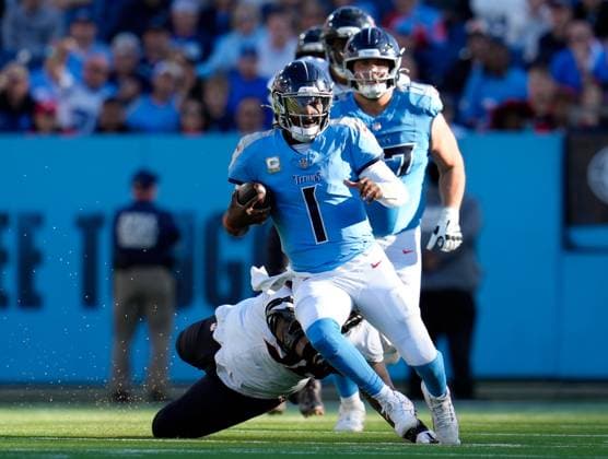November 16, 2025, Nashville, Tennessee, USA: Titans quarterback CAM WARD (1) carries the ball during an NFL, American Football Herren, USA game between the Tennessee Titans and the Houston Texans on November 16, 2025 in Nashville, Tennessee. The Texans won, 16-13. Nashville USA - ZUMAc201 20251116_zap_c201_016 Copyright: xScottxColemanx