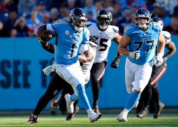 November 16, 2025, Nashville, Tennessee, USA: Titans quarterback CAM WARD (1) carries the ball during an NFL, American Football Herren, USA game between the Tennessee Titans and the Houston Texans on November 16, 2025 in Nashville, Tennessee. The Texans won, 16-13. Nashville USA - ZUMAc201 20251116_zap_c201_022 Copyright: xScottxColemanx