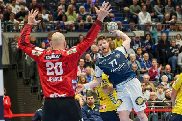 GER, 1 DAIKIN HBL, Bergischer HC vs Rhein Neckar Loewen 16 11 2025, Mitsubishi Electric HALLE, Duesseldorf, GER, 1 DAIKIN HBL, Bergischer HC vs Rhein Neckar Loewen, in the picture Johannes Wasielewski BHC 77 , in a duel against Mike Jensen Rhein Neckar Loewen 20 , nordphotoxGmBHx xMeuter nph00351