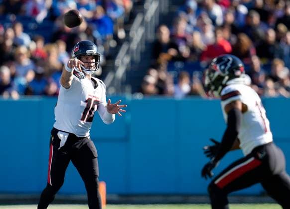 November 16, 2025, Nashville, Tennessee, USA: Texans quarterback DAVIS MILLS (10) passes the ball during an NFL, American Football Herren, USA game between the Tennessee Titans and the Houston Texans on November 16, 2025 in Nashville, Tennessee. The Texans won, 16-13. Nashville USA - ZUMAc201 20251116_zap_c201_036 Copyright: xScottxColemanx