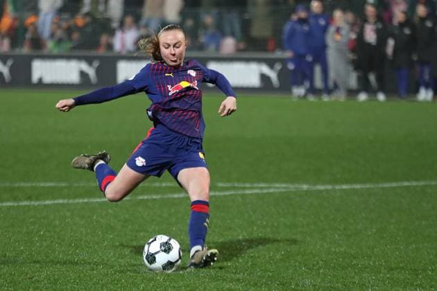 DFB Pokal Frauen RB Leipzig SV Werder Bremen 16 11 2025 Lou Ann Joly 6, RB Leipzig fails with her shot during the penalty shootout Football, DFB Pokal Frauen, Saison 2025 2026, Achtelfinale RB Leipzig vs SV Werder Bremen am 16 11 2025, Trainingszentrum Cottaweg, Leipzig DFB REGULATIONS PROHIBIT ANY USE OF PHOTOGRAPHS AS IMAGE SEQUENCES AND OR QUASI VIDEO Copyright: xBEAUTIFULxSPORTS JanxKaeferx